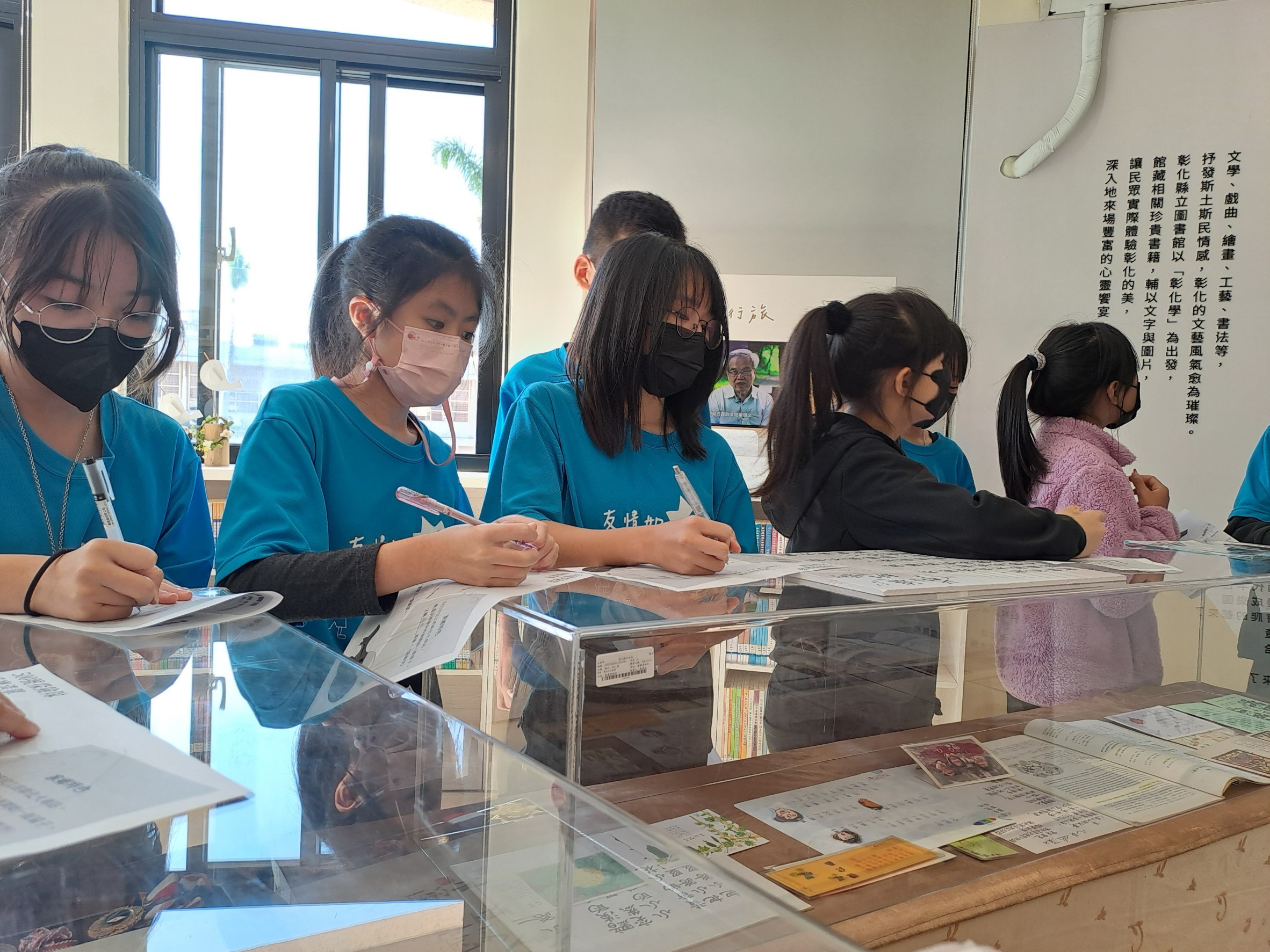 08_參觀新竹241藝術空間，脫下鞋子入展間與作品互動
